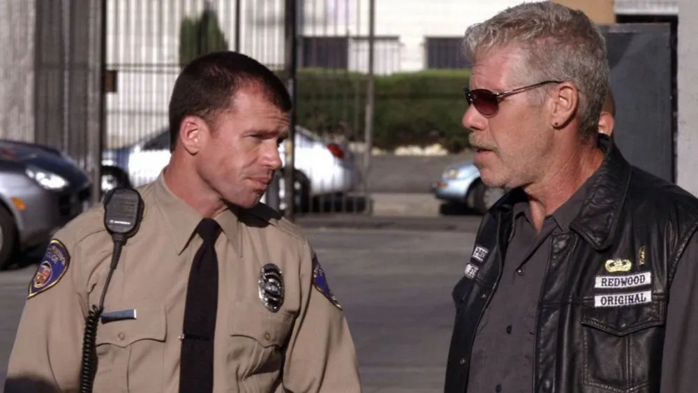 Taylor Sheridan as Sheriff David Hale and Ron Perlman as Clay Morrow in Sons of Anarchy.
