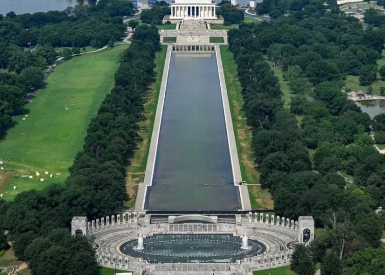 Trump’s Reflecting Pool fiasco takes a turn as onlookers zero in on motorcade tire tracks