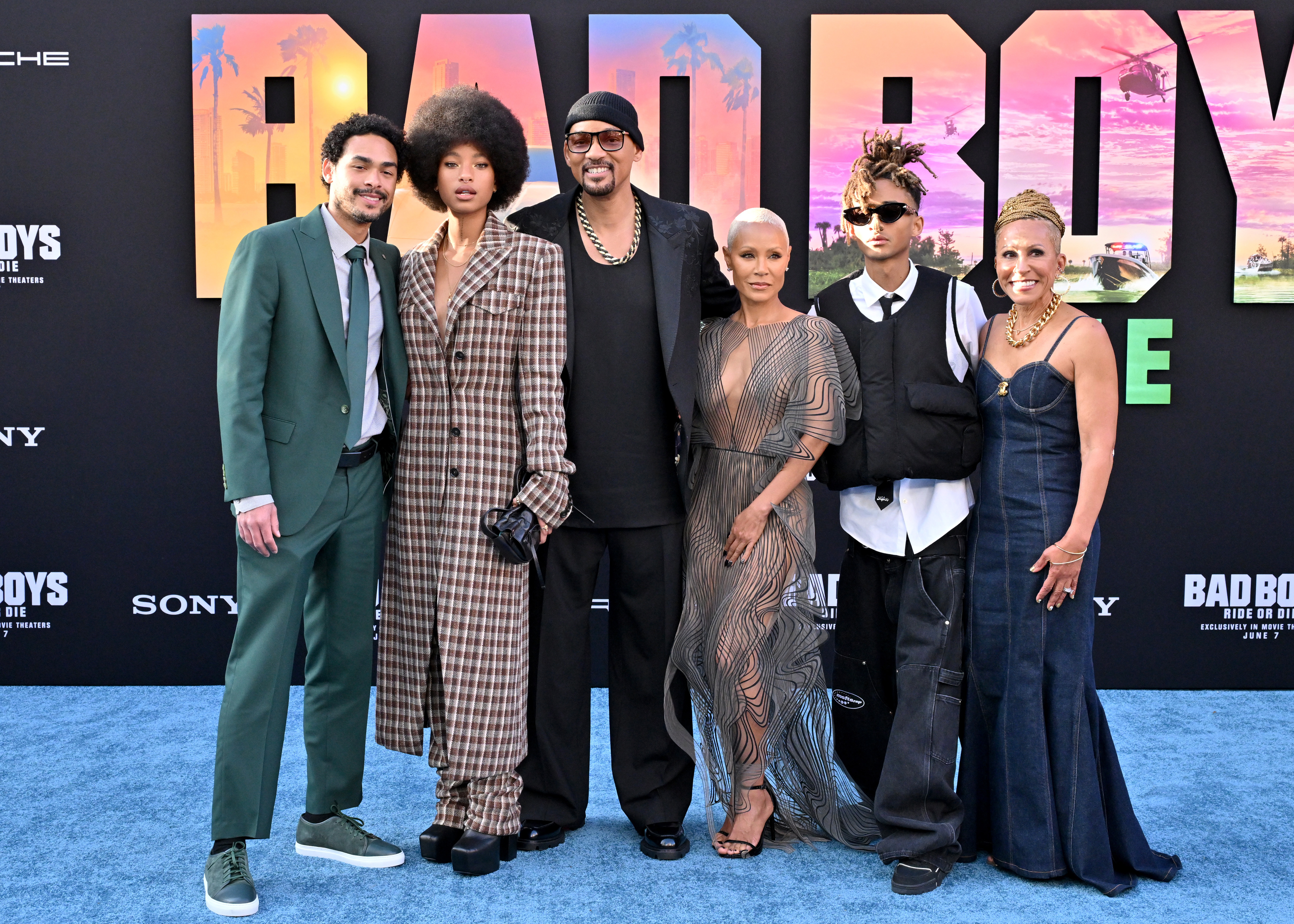 Trey Smith, Willow Smith, Will Smith, Jada Pinkett Smith, Jaden Smith, and Adrienne Banfield-Norris posing at the 