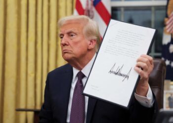 Trump judge caught in pardon scandal after vacation with convicted fraudster