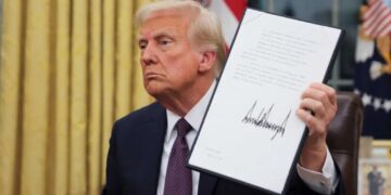 Trump judge caught in pardon scandal after vacation with convicted fraudster