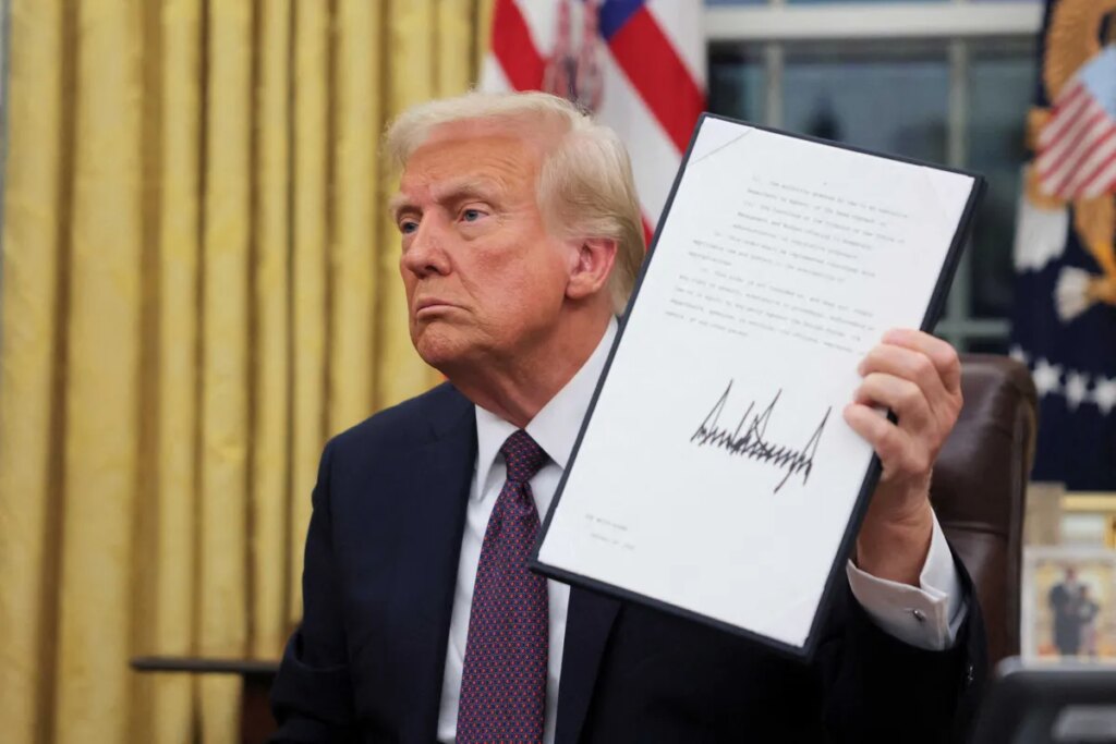 Trump judge caught in pardon scandal after vacation with convicted fraudster
