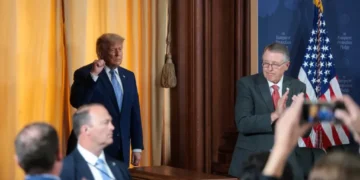 ‘Just keeps going!’ Analysts astounded by ‘uncomfortable’ Trump ovation
