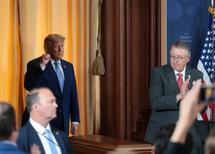 ‘Just keeps going!’ Analysts astounded by ‘uncomfortable’ Trump ovation