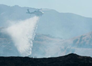 Crews make progress as Pointe fire threatens homes in Santa Clarita
