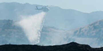 Crews make progress as Pointe fire threatens homes in Santa Clarita