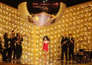 Olivia Dean sings for lovers, fighters and immigrant families at Crypto.com Arena