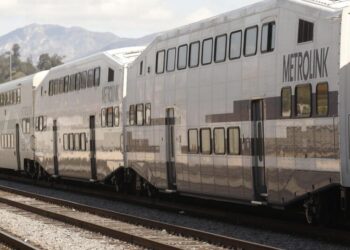 Metrolink train breaks down in Anaheim Hills, stranding hundreds of passengers
