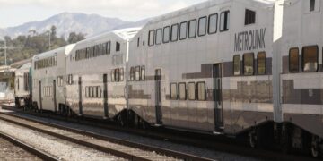 Metrolink train breaks down in Anaheim Hills, stranding hundreds of passengers