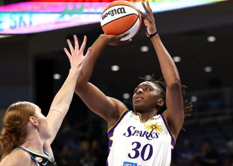 Nneka Ogwumike becomes Sparks’ all-time scoring leader in loss to Chicago