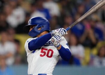 Mookie Betts’ eighth-inning single gives Dodgers the win over the Rockies