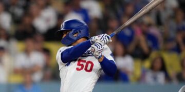 Mookie Betts’ eighth-inning single gives Dodgers the win over the Rockies