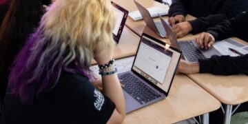 AI, like a hovering parent, protects students from the failures they need