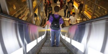 These Los Angeles college students use public transit to save money. Here’s what it’s like
