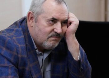 A Putin critic is convicted on charges that will keep him from campaigning for Russia’s parliament