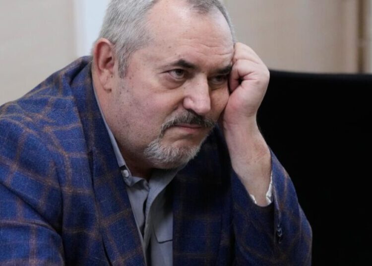 A Putin critic is convicted on charges that will keep him from campaigning for Russia’s parliament