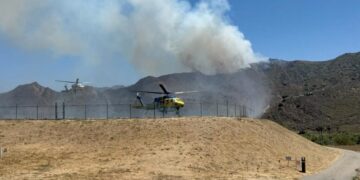 Evacuation warnings issued as more than 100 firefighters battle Lake Piru brush fire