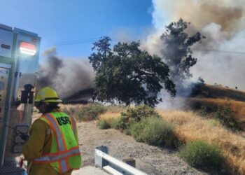 Burning semi-truck sparks brush fire near Castaic, triggering I-5 lane closures