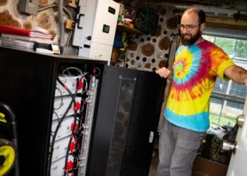 More Americans are installing solar batteries at home. Here’s why