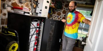 More Americans are installing solar batteries at home. Here’s why