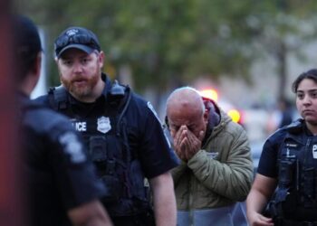 Police search for a second suspect following Seattle food festival shooting that killed 3