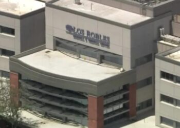 Simi Valley police shoot suspect inside Thousand Oaks hospital, spurring huge police response