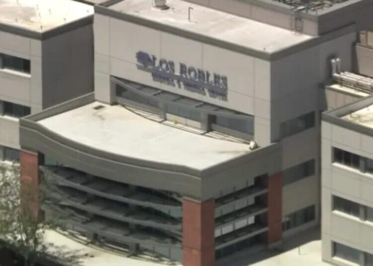 Simi Valley police shoot suspect inside Thousand Oaks hospital, spurring huge police response