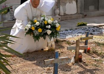 Pope marks July 4 by praying in Lampedusa for migrants who died seeking freedom and prosperity