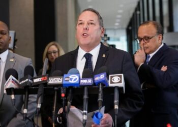 Top FBI agent in Chicago abruptly leaving post after being pushed to retire, AP sources say