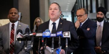 Top FBI agent in Chicago abruptly leaving post after being pushed to retire, AP sources say