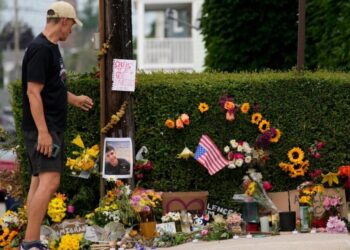 Hundreds protest in Maine over the fatal shooting of a Colombian man by ICE