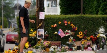 Hundreds protest in Maine over the fatal shooting of a Colombian man by ICE