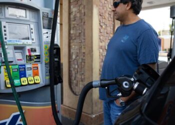 L.A. gas prices are crazy again. Here’s how to find the few pumps that are slightly more sane