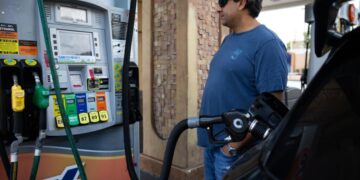 L.A. gas prices are crazy again. Here’s how to find the few pumps that are slightly more sane