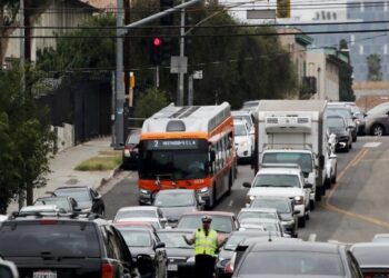 L.A. says bike lanes on Pico Boulevard would boost safety. Merchants fear fallout