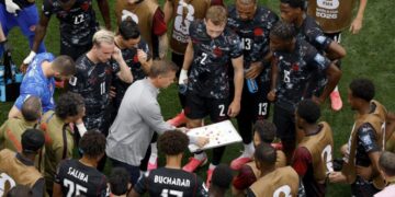 Fans slam FIFA’s cooling breaks. Why the U.S. World Cup team doctor disagrees