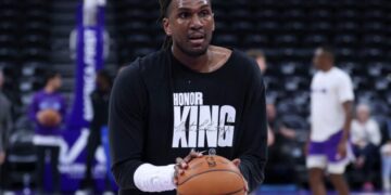 Lakers land their backup center in veteran Kevon Looney