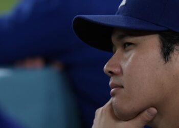 Dodgers pull Shohei Ohtani from lineup as knee problem sparks new concerns