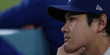 Dodgers pull Shohei Ohtani from lineup as knee problem sparks new concerns