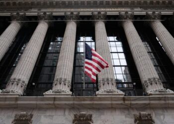 Oil prices jump, while the Dow drops more than 1,100 as sinking AI stocks drag Wall Street lower