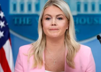 Karoline Leavitt browbeaten by reporter after dodging tough Trump question