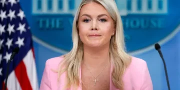 Karoline Leavitt browbeaten by reporter after dodging tough Trump question