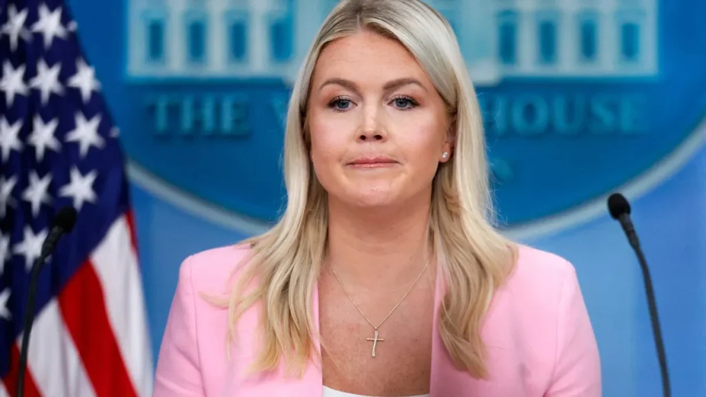 Karoline Leavitt browbeaten by reporter after dodging tough Trump question
