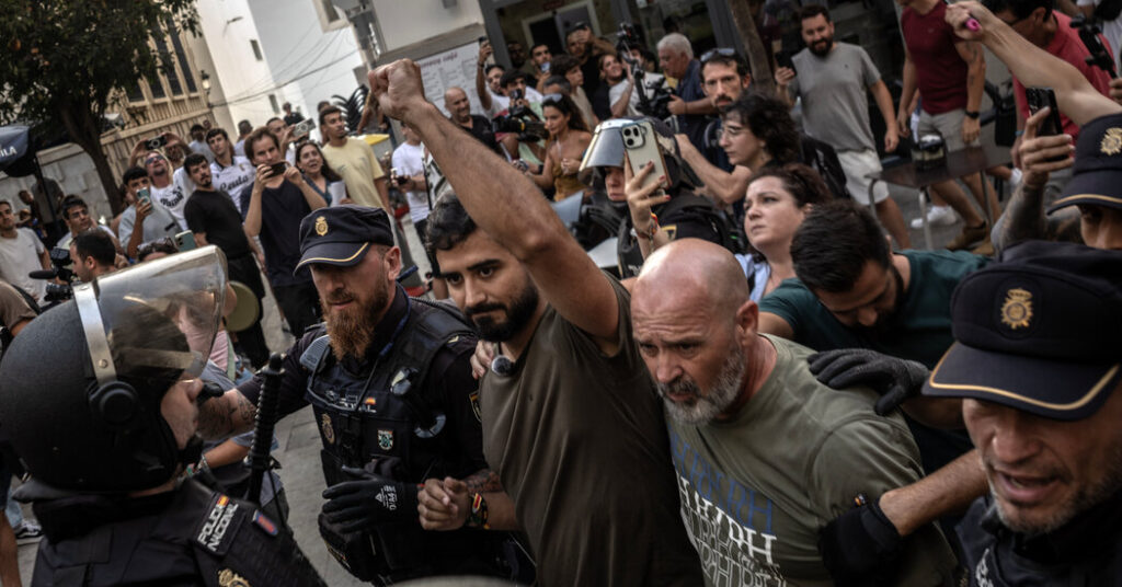 Far-Right Leaders Step Up Calls for Expelling Remaining Migrants in Ceuta