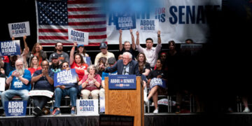Bernie Sanders Is Not Doing the Democrats Any Favors