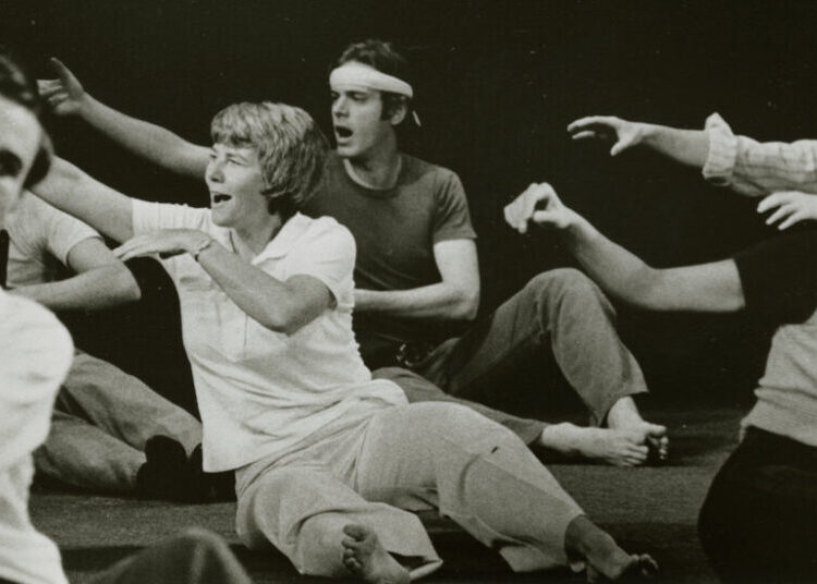 Elizabeth Smith, Voice Coach to Acting Royalty, Dies at 91