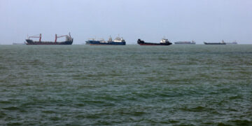 Iran Insists Strait Will Stay Closed Until U.S. Agrees to Demands