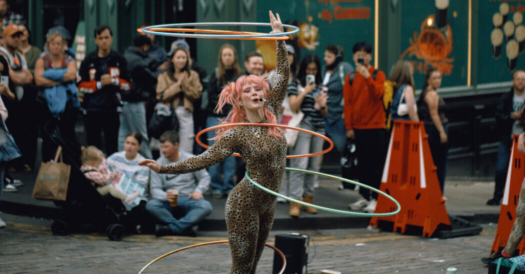 At Edinburgh Fringe, It’s Time for Comedy, Stunts and Even a Few Owls