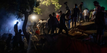 Late-Night Hunt for Survivors After Deadly Colombian Quake