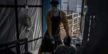 A Patient’s Final Breath in a Congolese Ebola Ward